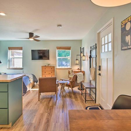 Chic Grants Pass Tiny Home About Half-Mi To Dtwn! Bagian luar foto